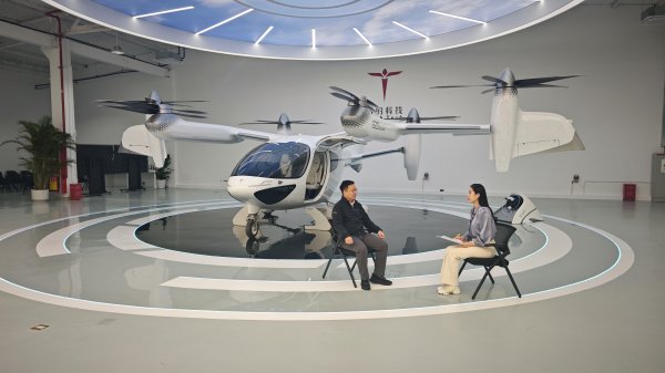 瑶鸿配资 一位“野生航空人”和他的“空中的士梦”丨科创Z世代